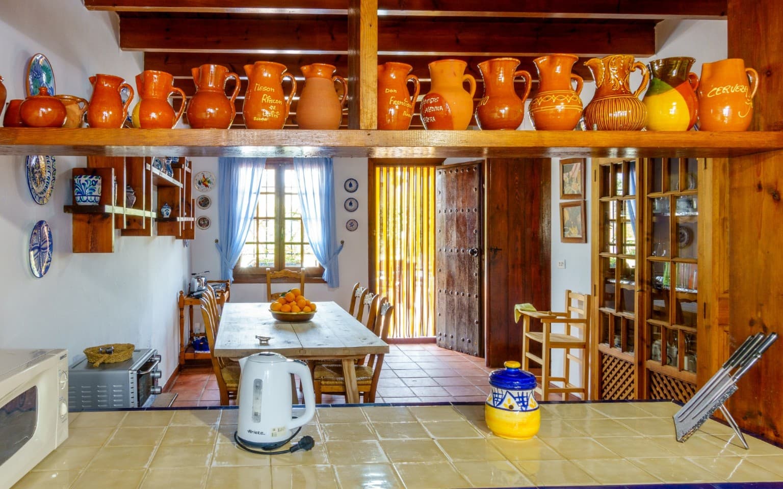 Bright kitchen space with direct access to the sunny terrace.