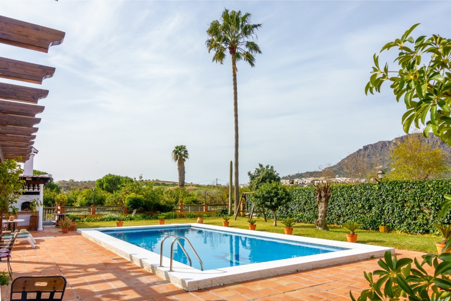Villa andalouse blanche avec piscine privée à Álora, Málaga.